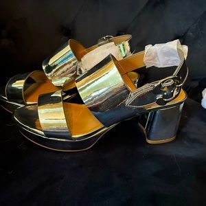 Aerosoles Silver Metallic Camera Size 9